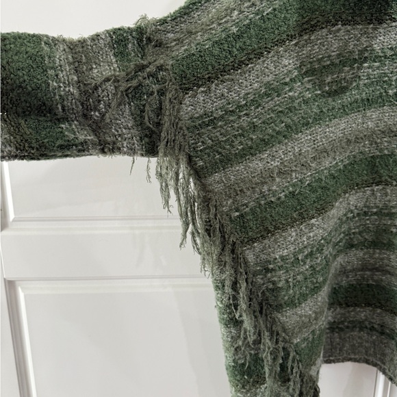 Kensie Boho Green Oversized Fringe Sweater Cozy Relaxed Striped Cabincore - Picture 2 of 9